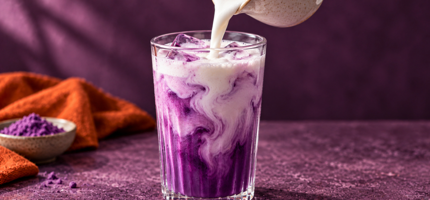 Turnarea laptelui în ube latté mov