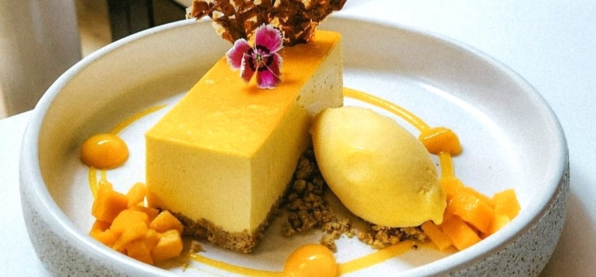 Rețetă cheesecake cu mango: Cum să pregătești un desert răcoritor acasă