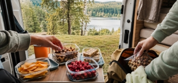 Mâncare pentru camping și rulotă: rapidă, sănătoasă și fără frigider