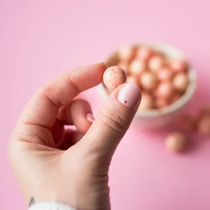 Biluțe crocante în ciocolată albă cu zmeură