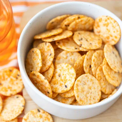 Biscuiți de orez cu ardei și chilli