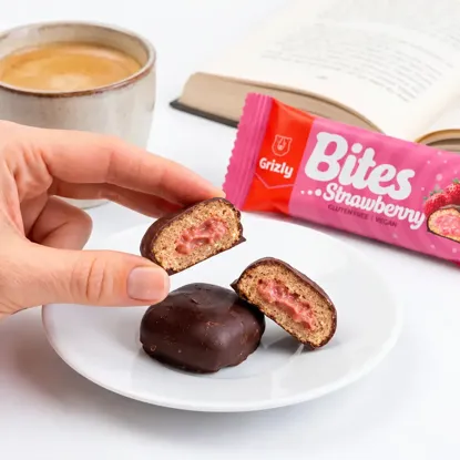 BITES Mini batoane umplute cu căpșuni în ciocolată amăruie BIO (2x19 g)