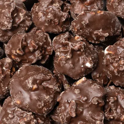 Bucăți crocante de ciocolată cu caramel sărat