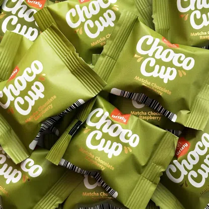 Choco Cups – ciocolată matcha cu zmeură