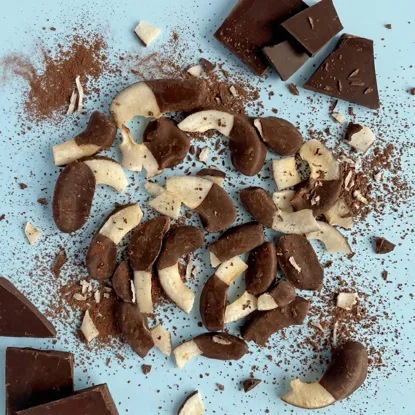 Cocos glazurat pe jumătate în ciocolată neagră