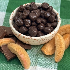 Cuburi de caise în ciocolată neagră