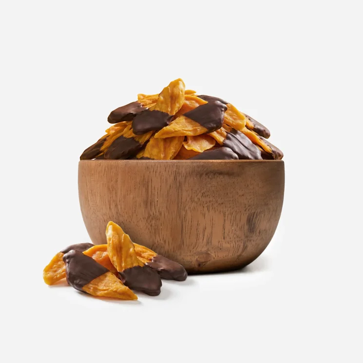 Felii de mango glazurate pe jumătate în ciocolată neagră