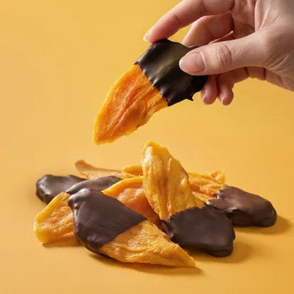 Felii de mango glazurate pe jumătate în ciocolată neagră