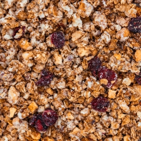 Granola cu ciocolată albă, scorțișoară și măr.