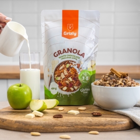 Granola cu ciocolată albă, scorțișoară și măr.