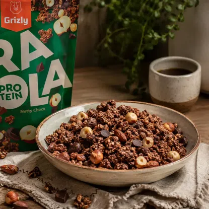 Granola cu proteine alune de pădure și ciocolată cu curmale