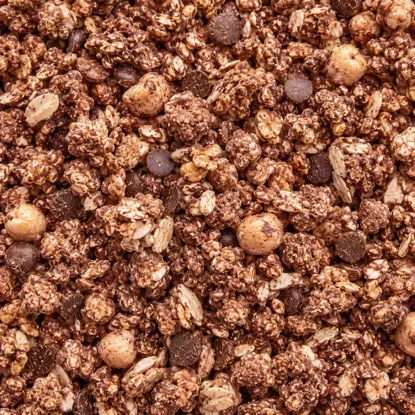 Granola cu proteine alune de pădure și ciocolată cu curmale