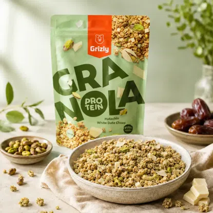 Granola cu proteine fistic și ciocolată albă cu curmale