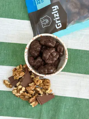 GRIZLY Miez de nucă în ciocolată neagră