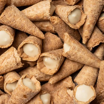 Mini cornete cu ciocolată albă.