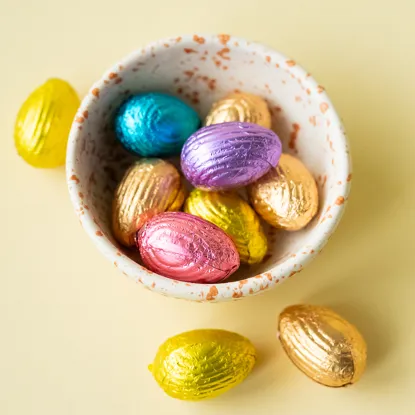 Ouă de ciocolată umplute cu lapte