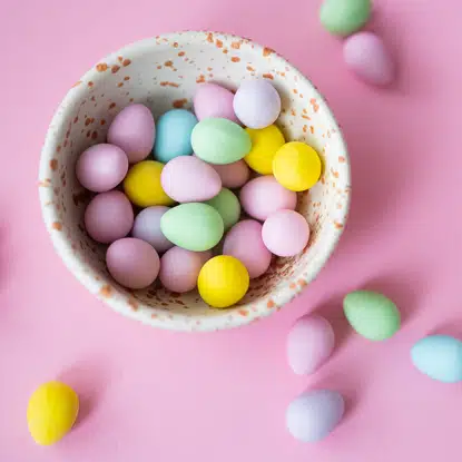 Ouă mini crocante și colorate